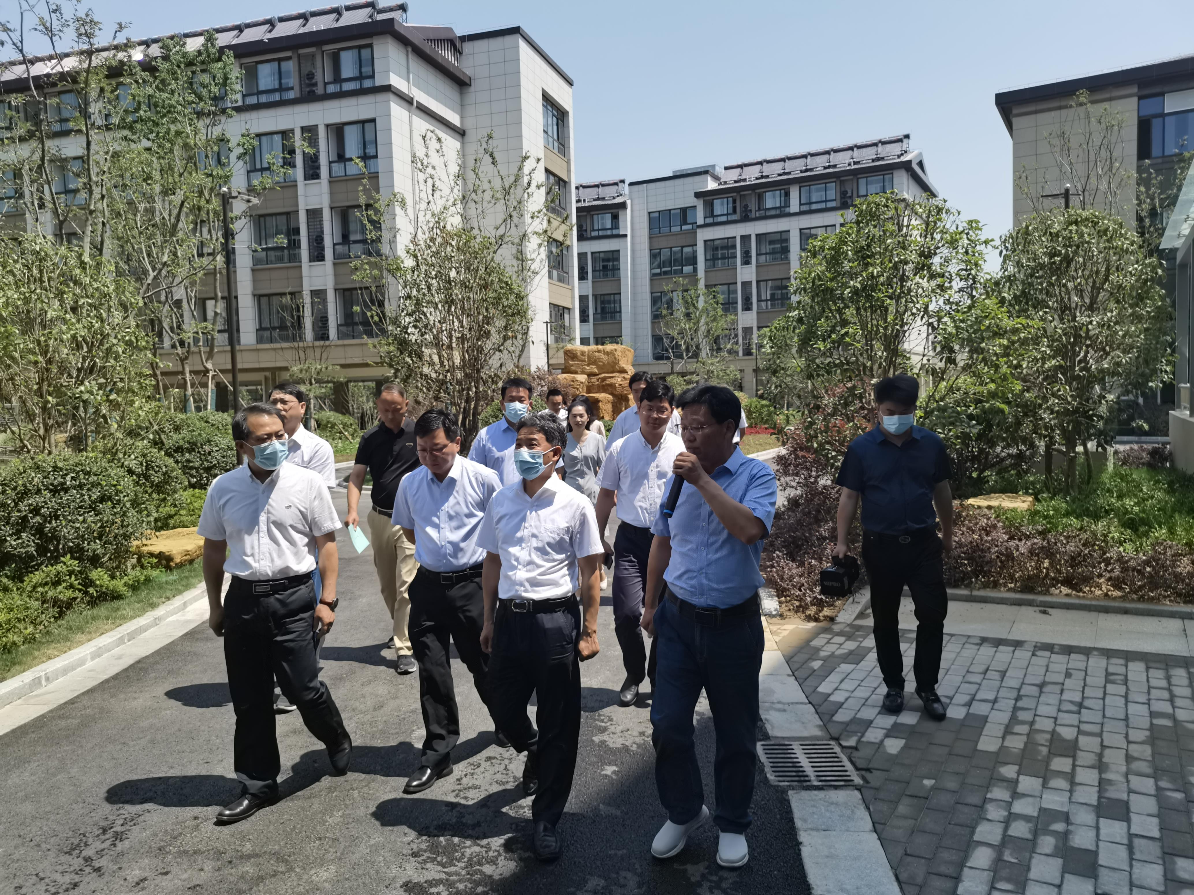 圖1-2、康堯副部長調(diào)研維揚(yáng)人才公寓項目建設(shè).jpg