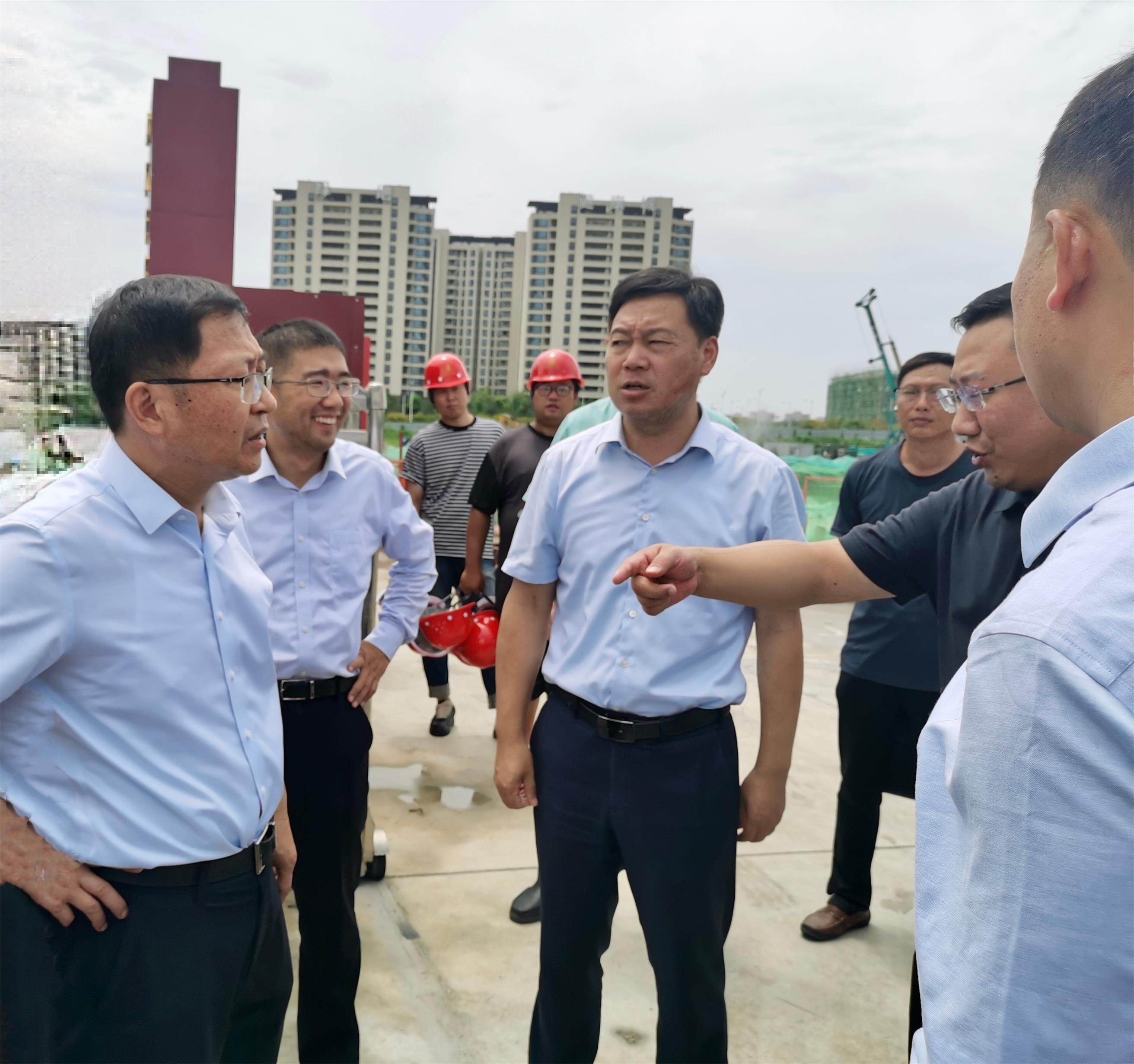 圖1-3、湯衛(wèi)華副市長(zhǎng)檢查工地.jpg