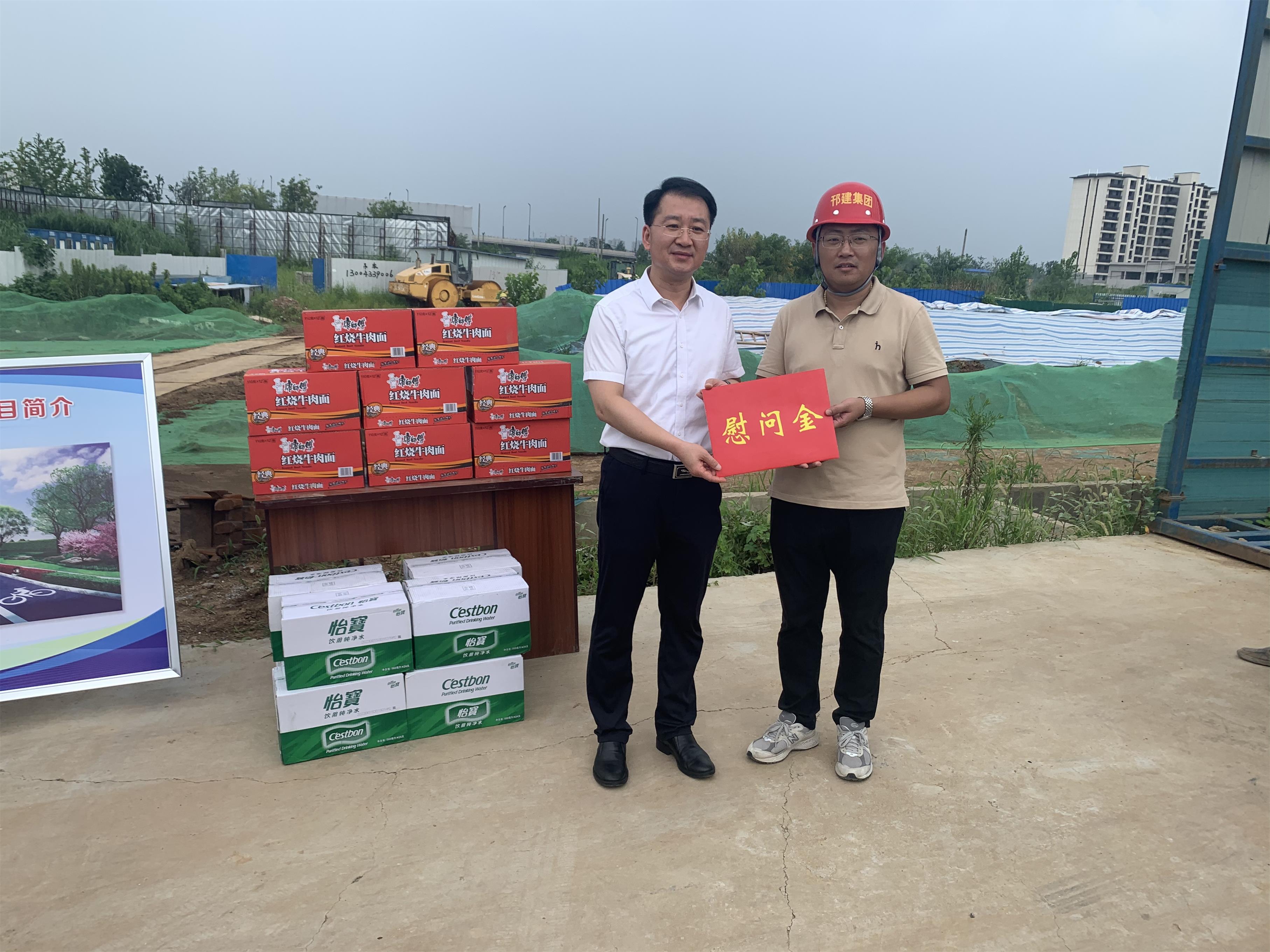 圖1-4張新鋼慰問唐悅路西延項(xiàng)目.jpg